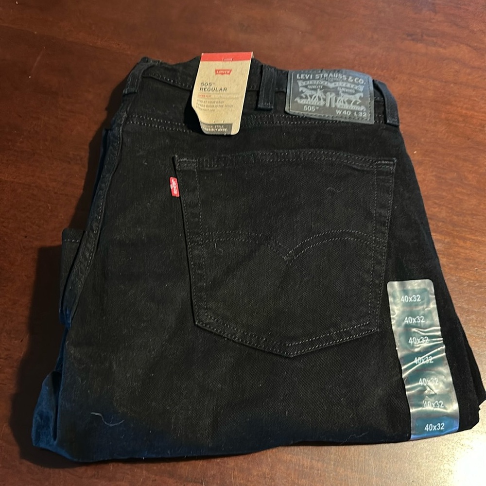 Men’s black jeans 
Size 40x32
New with tags